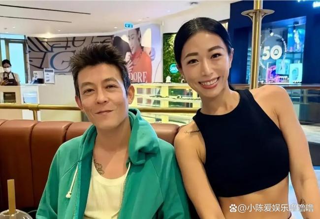 吴艳妮陈冠希同框引热议！两人出席品牌大秀相邻而坐，互动自然 跨圈层交流展现真实自我