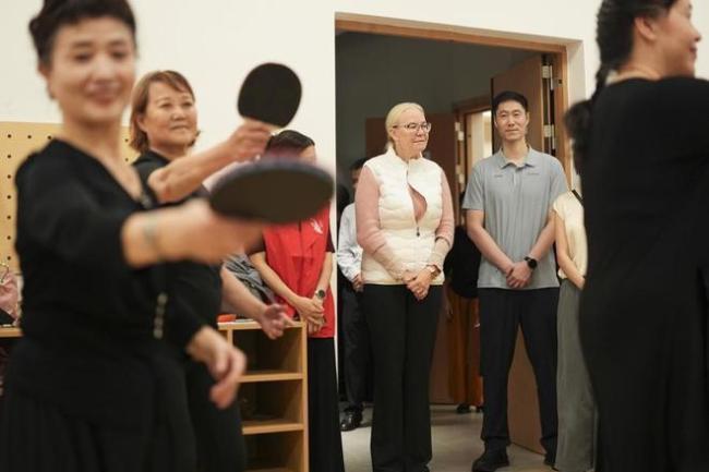 国际乒联主席与帕金森球友交流切磋 乒乓康复的力量