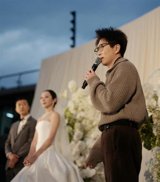 毛不易参加相识二十多年好友婚礼 真挚友谊见证时刻