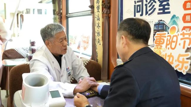 12306回应Z114次列车开售即售罄 候鸟老人南下热潮