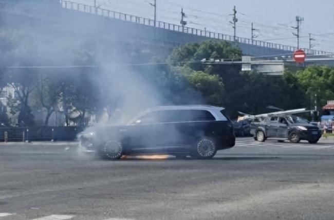 问界碰撞后起火 官方发声明 超速行驶引发争议