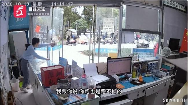男子趁店主不备拿走iPhone就跑 置换不成竟行窃