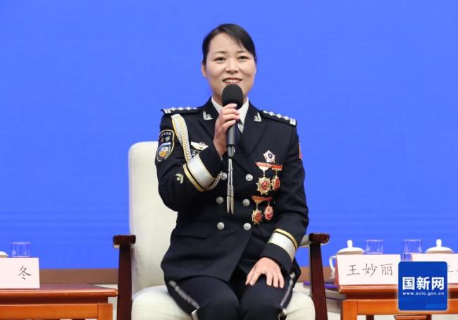 徒手夺刀女警走进国新办 英勇事迹感动众人