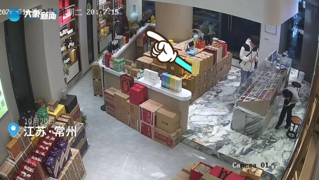 小偷销赃竟到了失主另一家店