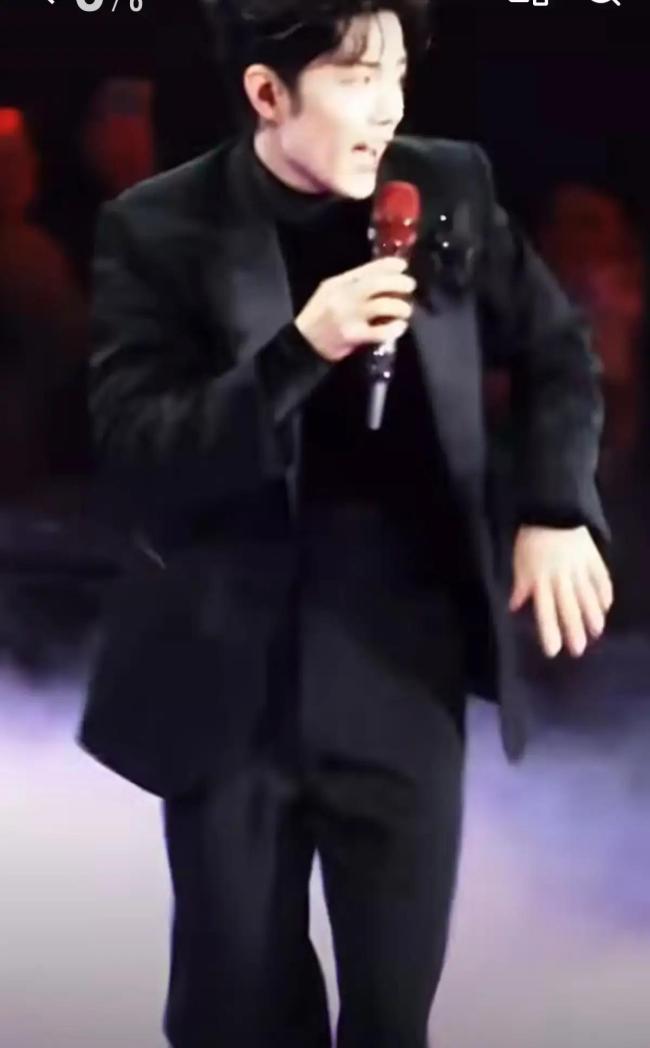 肖战演唱会花篮 巧思话筒造型引热议