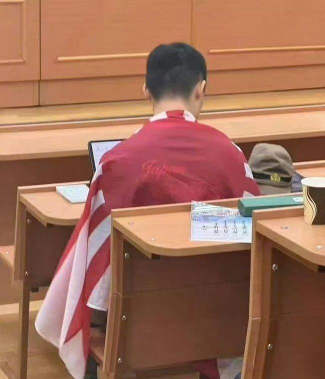 披旭日旗学生曾用日语辱骂劝阻者 学术展示还是历史亵渎？