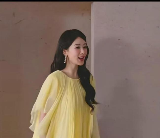 杨紫VOGUE红毯好像孕妇装 造型引发热议