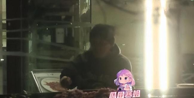 张卫健夫妻店外吸烟引争议 烟头处理惹议