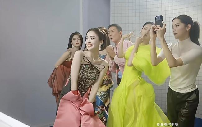 VOGUE厕所拍照 紧绷的松弛感 流水线式“假装松弛”引发争议