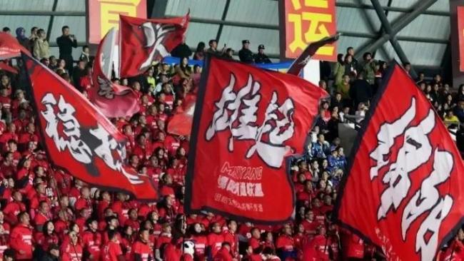 蓉城球迷展示多幅巨型TIFO 凤凰山这波,太顶了