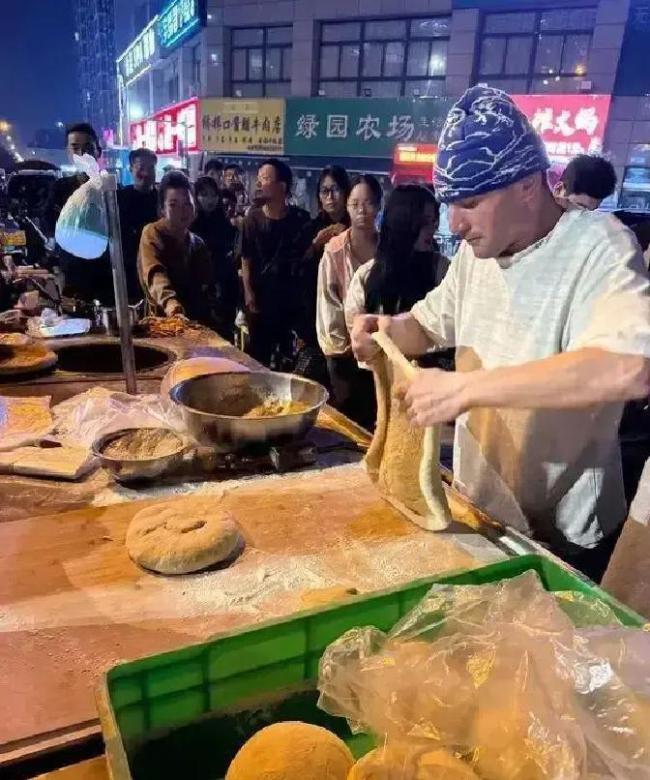 媒体评10元3个的馕走红 坚守初心的温暖故事