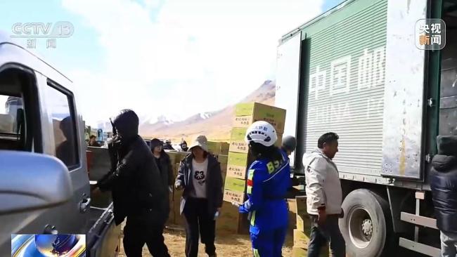 御寒物资发放到村 震后安置有序推进 多方驰援暖人心