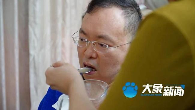 蔡磊捐名誉权案胜诉款购10台呼吸机 精准救助渐冻症患者