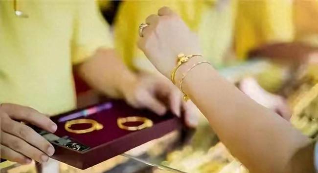金价下跌备婚人群扎堆买金