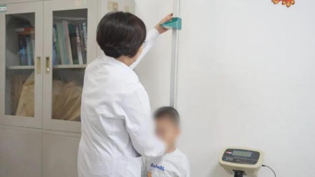 妈妈称男孩1米75没法见人,要求把孩子治到1米8,医生回应