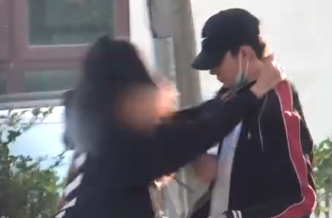 “张铭恩女友下跪”热搜第一,演员张铭恩发文:女友没有下跪是在撒娇耍赖,起因是我给她拍的照片太丑了,就违规停车道歉