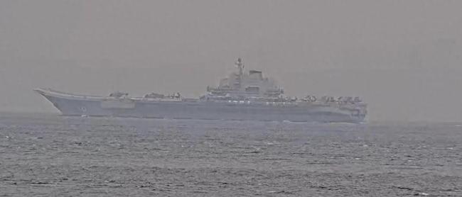 菲律宾碰瓷辽宁舰有何居心 小船跟踪大航母的无奈之举