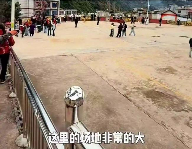 邀全网喝喜酒小伙家里布置1万枝玫瑰 善意汇聚小山村
