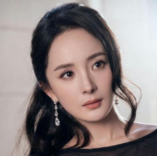 杨幂张小斐合影互推抢后排 真友情不争C位