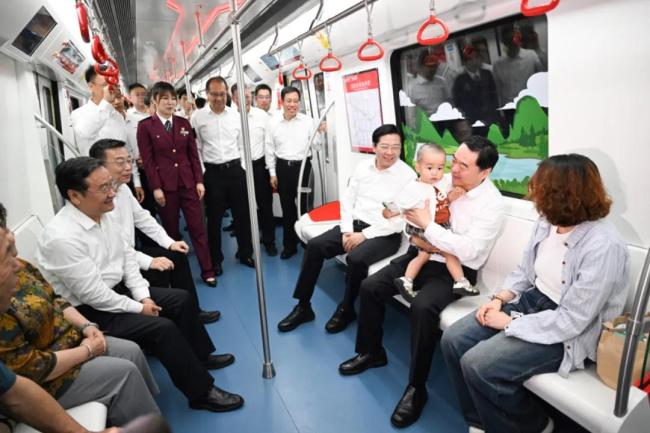 辽宁省委书记省长乘地铁与乘客交流