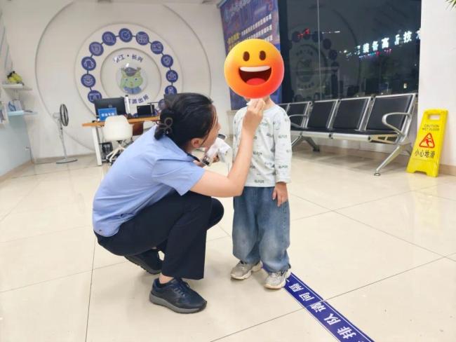 揪心又暖心！男童走失急哭，民警化身“临时家长”温情守护