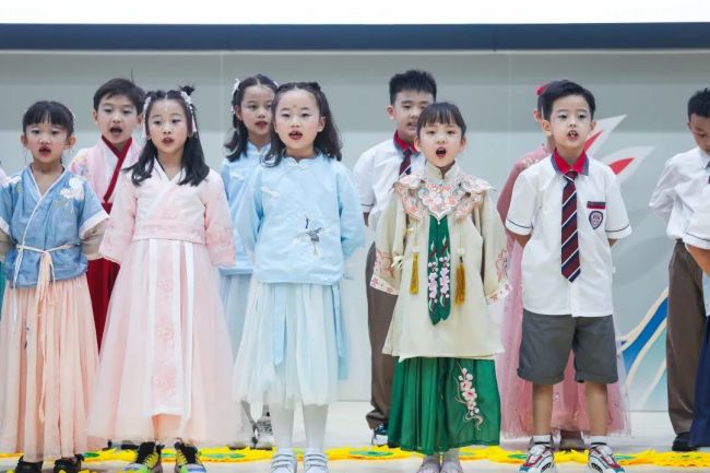 中英文诵诗、歌唱舞蹈……济南托马斯学校一年级新生站上“中秋诵诗会”舞台