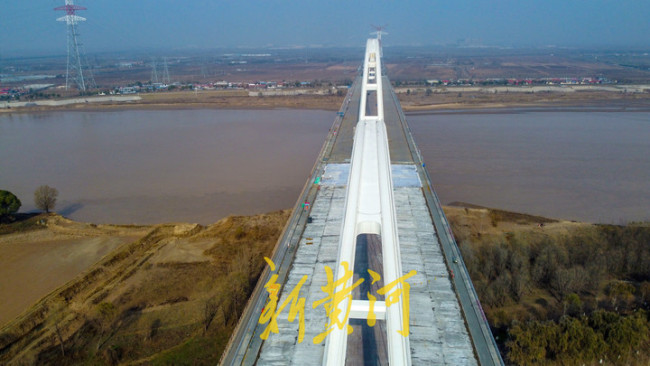 齐鲁黄河大桥钢架桥身成形一城山色寓意显现