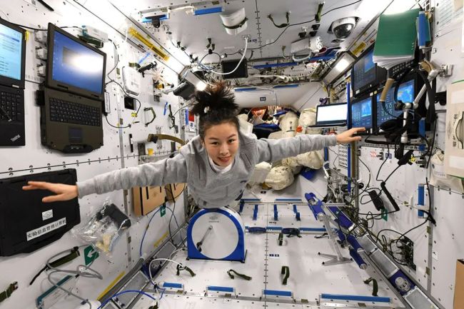 王亚平成为中国首位在轨超100天、首位出舱活动的女航天员
