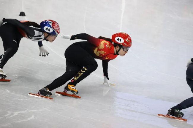 北京冬奥会短道速滑女子3000米接力赛中国队拼下铜牌