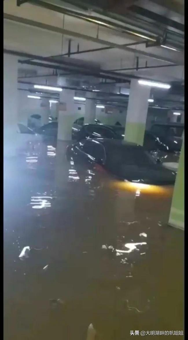 济南绿地国际城百花明都小区地下车库被淹，私家车全部遭殃