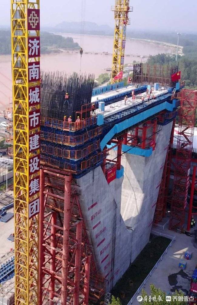 济南黄河大桥扩建最新进展：南北两个主桥塔浇筑达到新高度