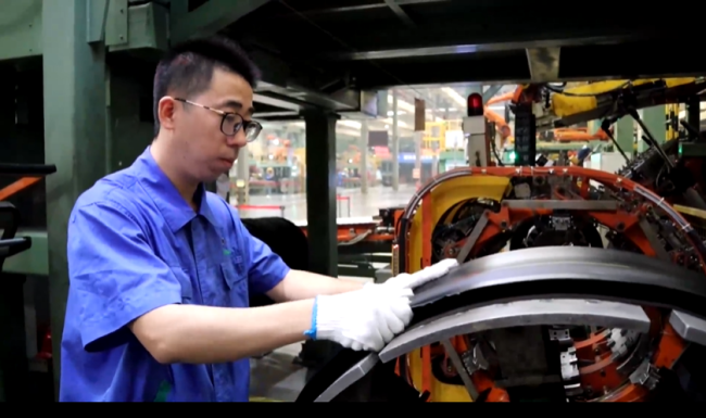 双星轮胎成型主机手周立强轮胎智能生产线上的赶路人