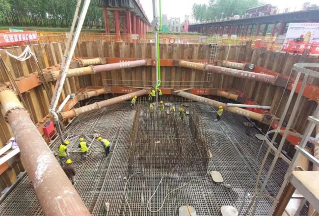 山东省路桥集团二公司合周高速谷河特大桥主墩承台顺利浇筑完成