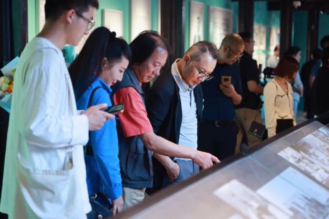 (来源:昆山发布)画家简介杨明义,出生在江苏苏州,毕业于苏州工艺美术