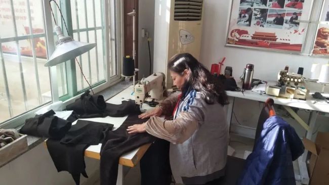 济南市商河县鑫源社区“爱心为民缝纫工作室”，用小针线串起邻里情