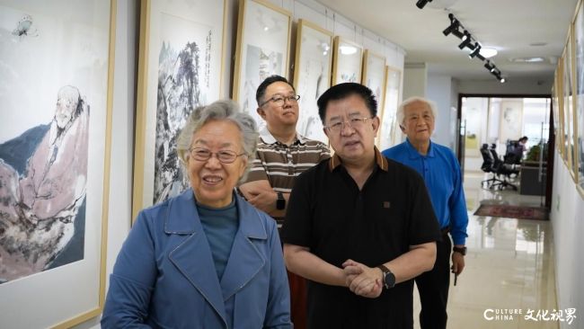 梁洪文单是"云赏画"令众人直呼意犹未尽,于是大家共同踱步至云间画室