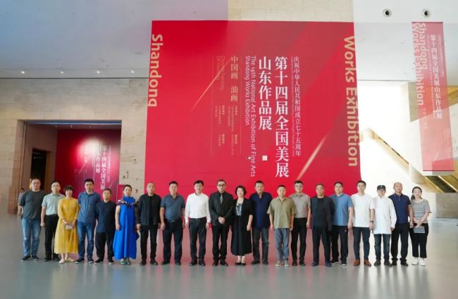 中国国家画院院长、中国美术家协会副主席刘万鸣一行昨日到山东美术馆调研