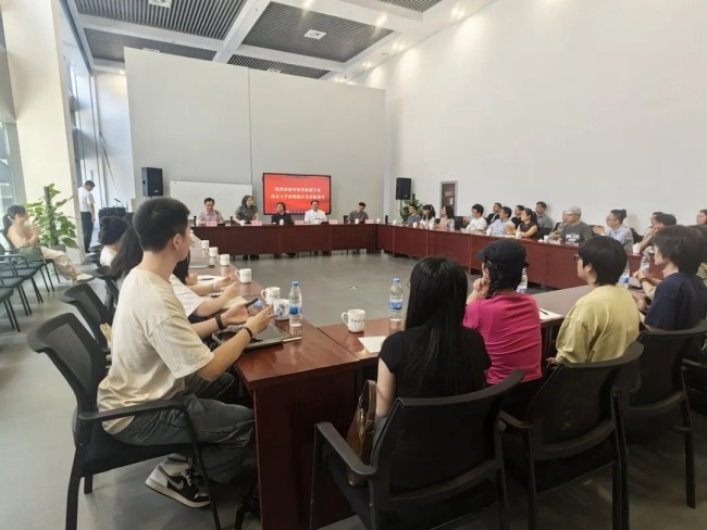中国美术家协会副主席陆庆龙到常州作《如何提升美术创作能力》专题讲座和示范