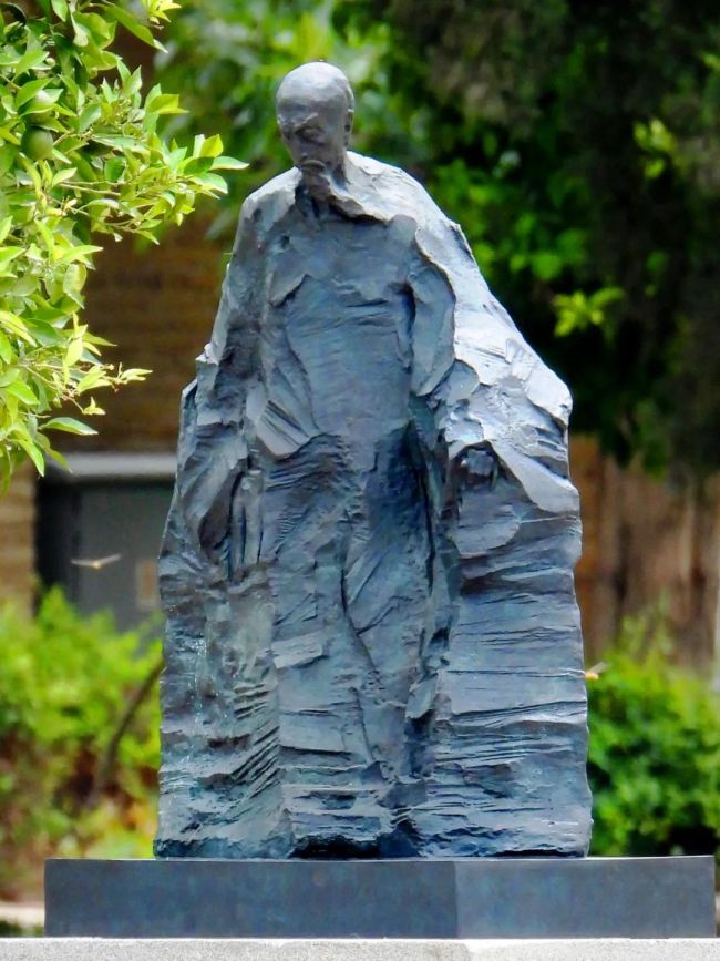 吴为山青铜雕塑作品《曹雪芹像》永立白俄罗斯莫吉廖夫市友城公园