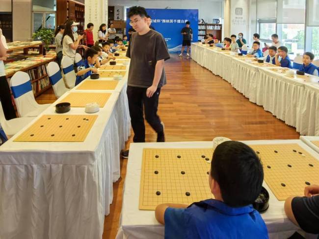 围甲为莱西棋迷送福音，曹大元率弟子参与擂台赛