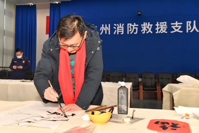 组建团队开展文艺志愿服务——缪宏波以笔墨丹青传递爱与温暖