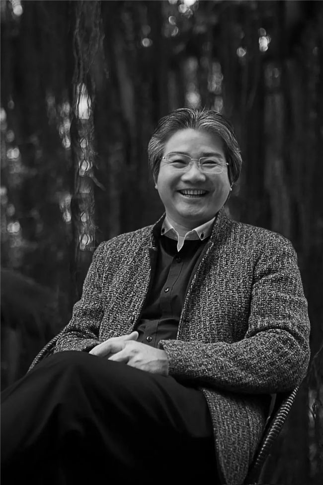 白描见性——王来文笔下的植物生命与独立品格