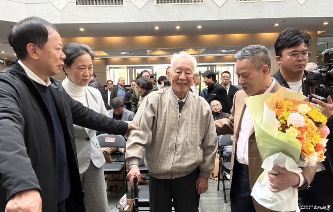 李劲堃及林蓝陪同陈金章老师观展.jpg