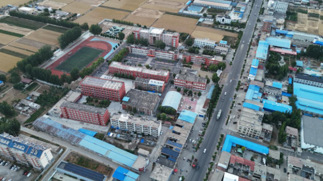 一所校园里两个学校？济南军博高中与中职共用场地，教育资源遭双倍稀释