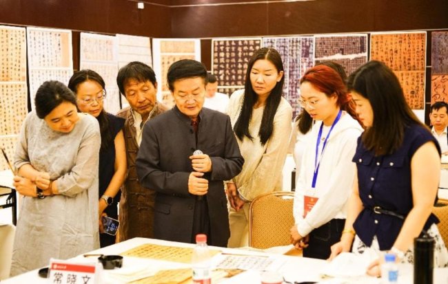 12 王岳川教授指导学员临摹-3