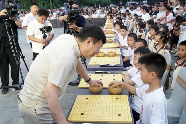 职业名手德州平原摆擂台，数千棋友观众到场助阵