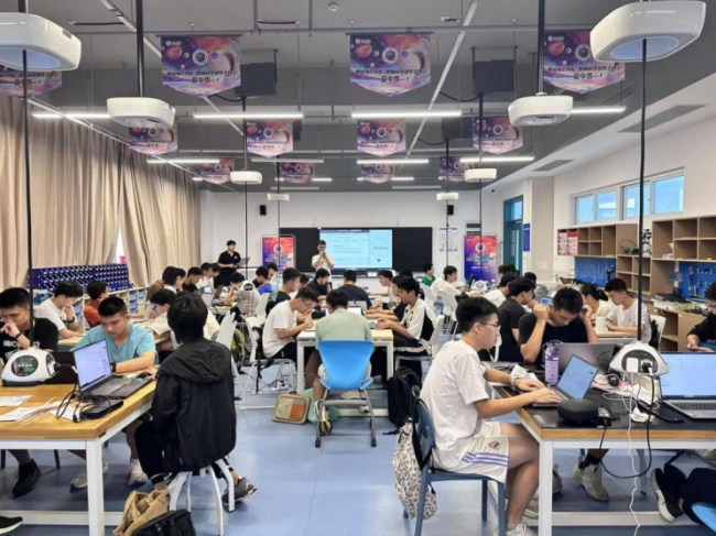 2025“数据科学筑梦之旅夏令营”昨日在海尔学校开营！