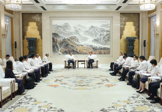 深化战略合作，共促汽车产业高质量发展——王忠林昨日在武汉会见吉利控股集团董事长李书福一行