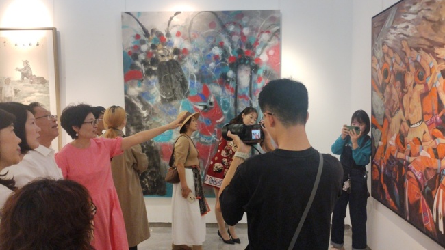 “我们：与时代同行——湖北省女美术家优秀作品展”在武汉开展