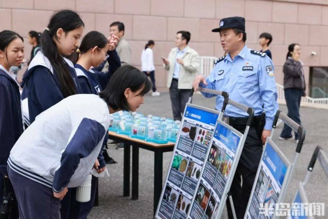 零距离体验特警装备！城阳区检警联合普法进校园